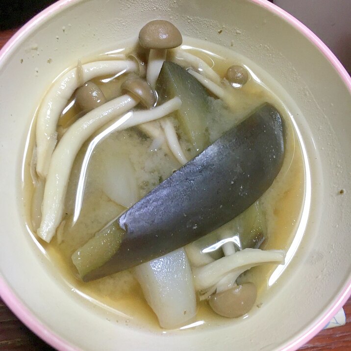 茄子とカブとしめじの味噌汁